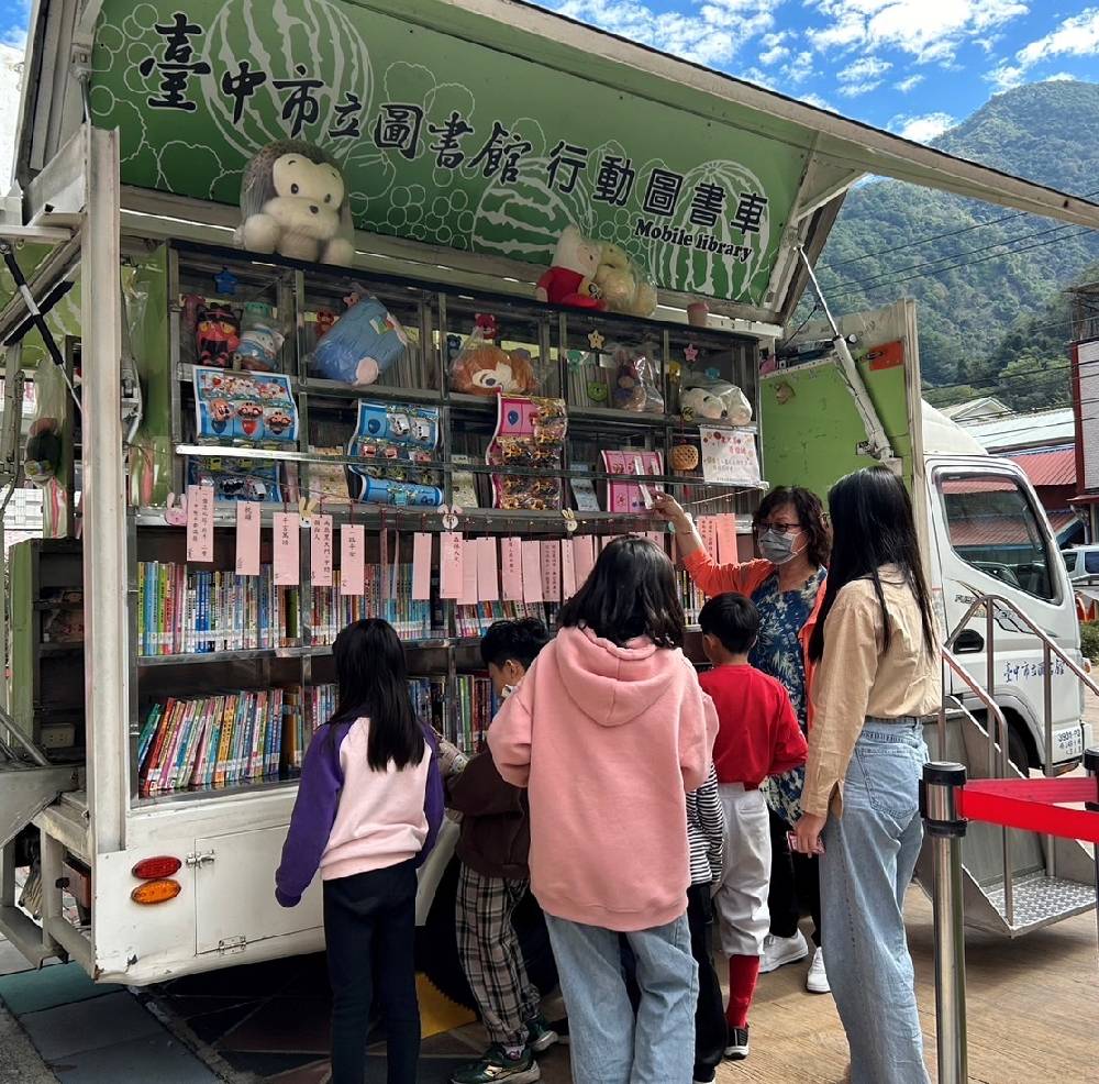 新社行動圖書車巡迴校園，駐點提供學童借閱圖書