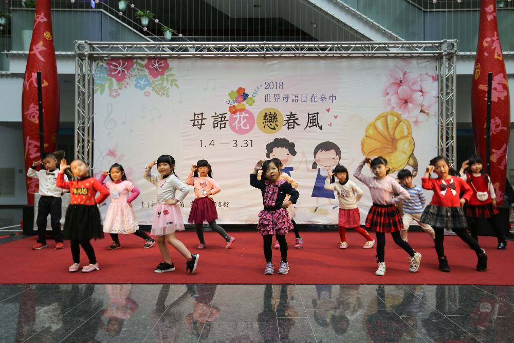 春天幼兒園俏皮演出《天黑黑》童謠