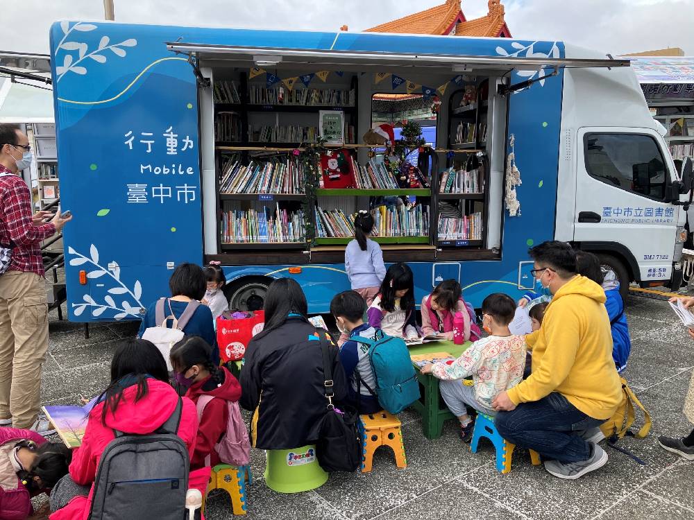 智慧綠能行動圖書車，滿載千冊圖書與現場大小朋友相見歡