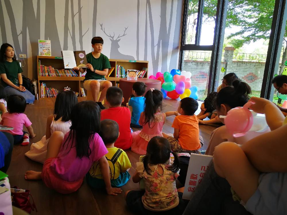 李科永紀念圖書分館，在每週六上午首創由幼教老師來圖書館為小朋友們分享精采的故事以及趣味的手指謠，讓親子們從聆聽故事開始