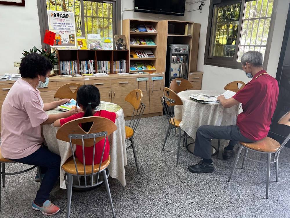 東勢戶政事務所設有閱讀角，讓洽公等待的民眾隨時閱讀