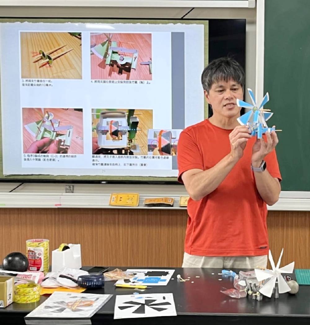 林玉榮老師教學風力機器人裁切、黏合及組裝，培養孩子基礎邏輯