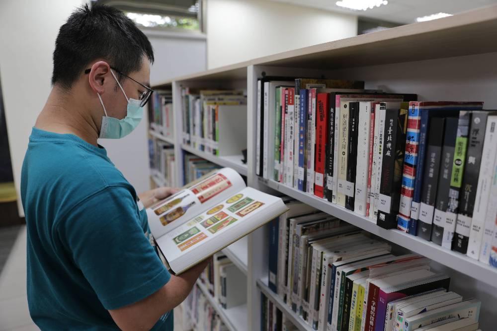 楊夏蕙老師捐贈台灣百年暨百人視覺設計套書典藏於圖書館，歡迎民眾踴躍借閱