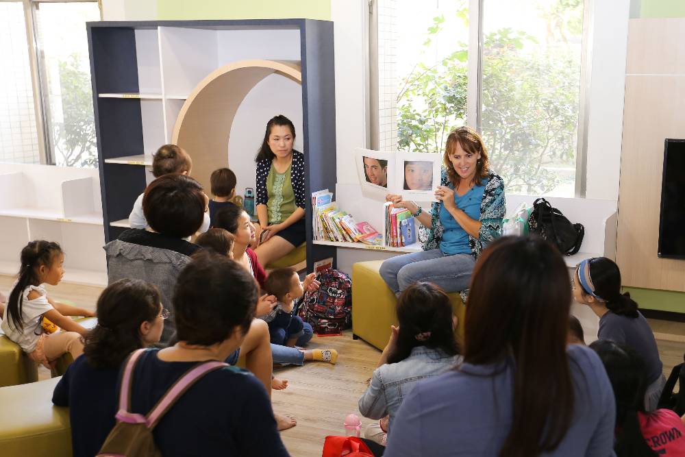 每週四上午「安潔阿姨說故事」以英語為孩童說故事