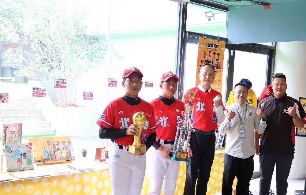 沙鹿深波分館展示北勢國中小小選手棒球練習與比賽照片及棒球相關展示品