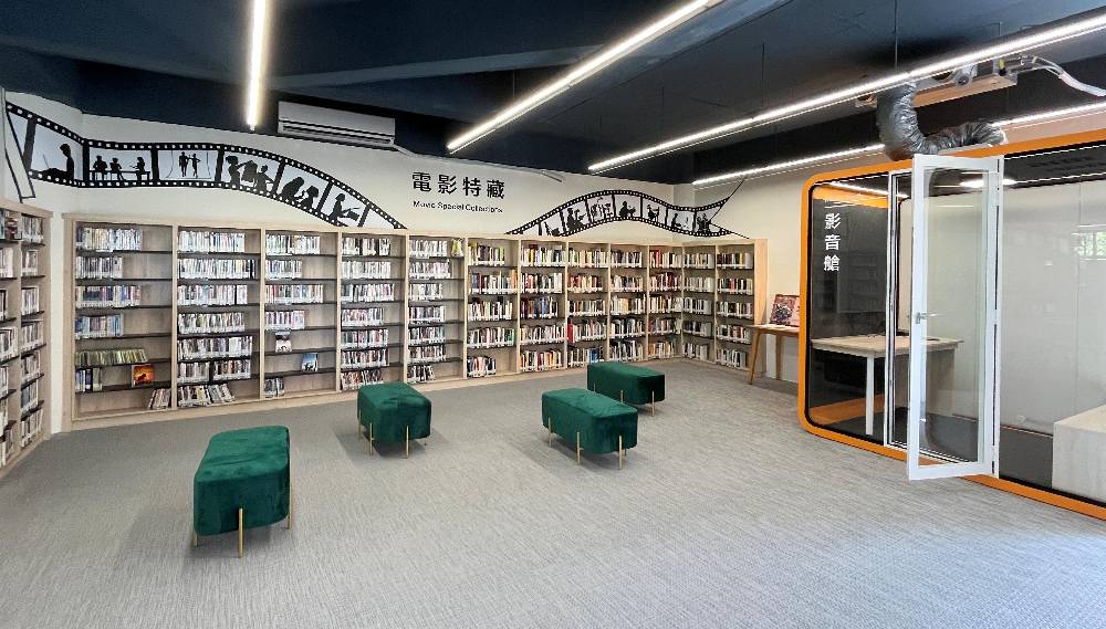 沙鹿深波圖書館提供寬敞明亮的閱讀空間