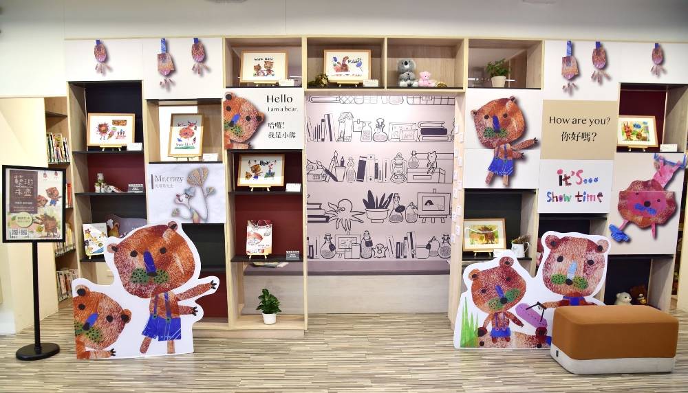 沙鹿深波圖書館推出藝遊未盡陳麗芳個展，展出繪畫及拼貼創作等作品