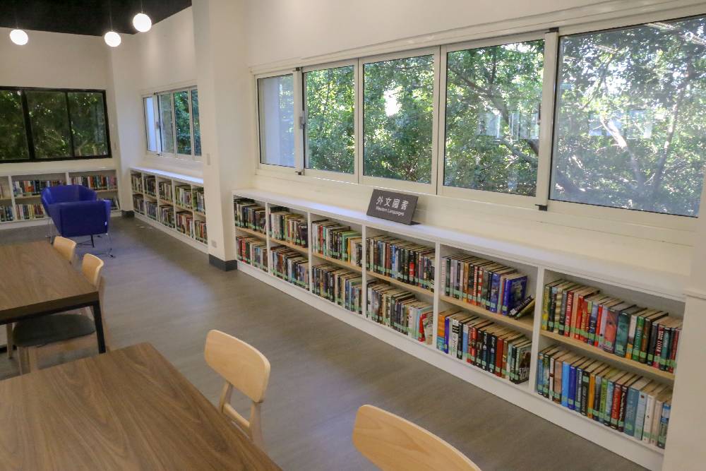 潭子分館加入大片玻璃窗將鄰近的潭子國小的美麗校園引入圖書館