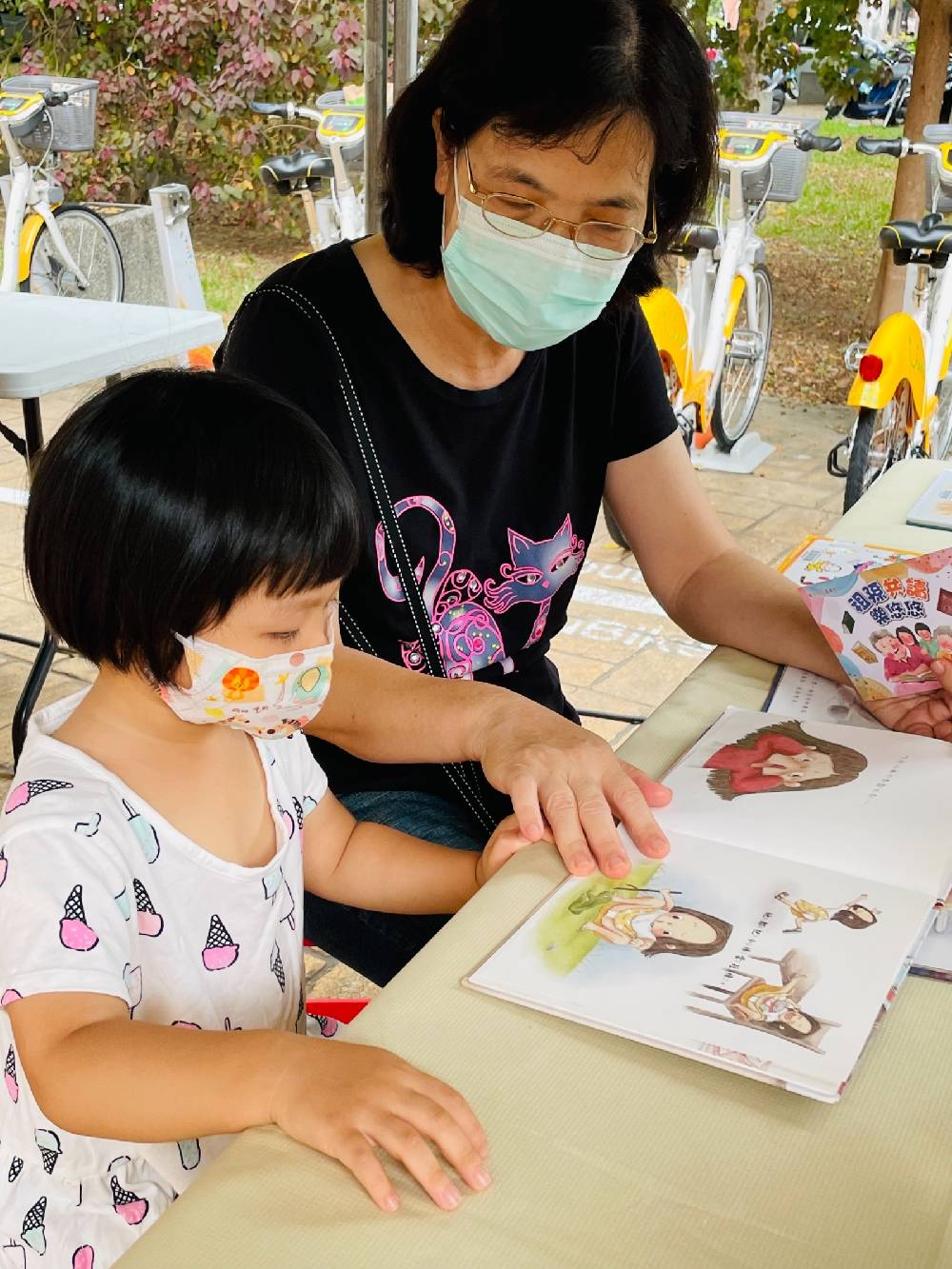 牽孫來圖書館，祖孫共讀樂悠悠