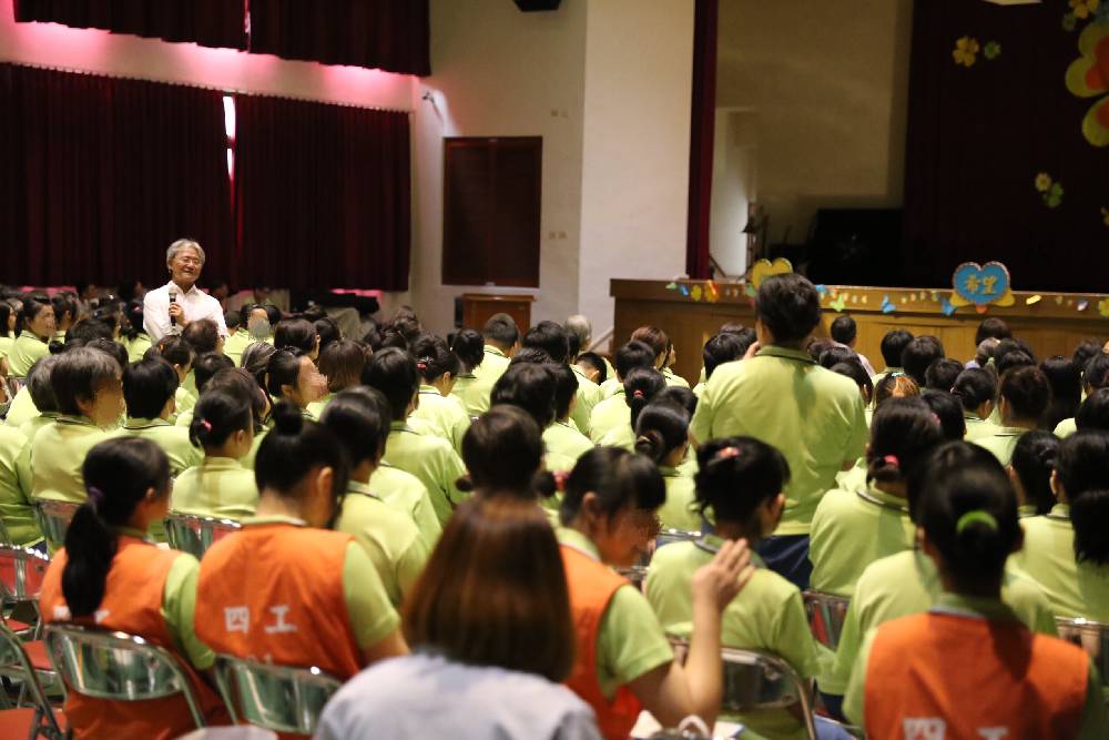 王志誠局長勉勵同學們多閱讀寫作參加文化局舉辦之台中文學獎比賽，開拓嶄新的生命色彩(