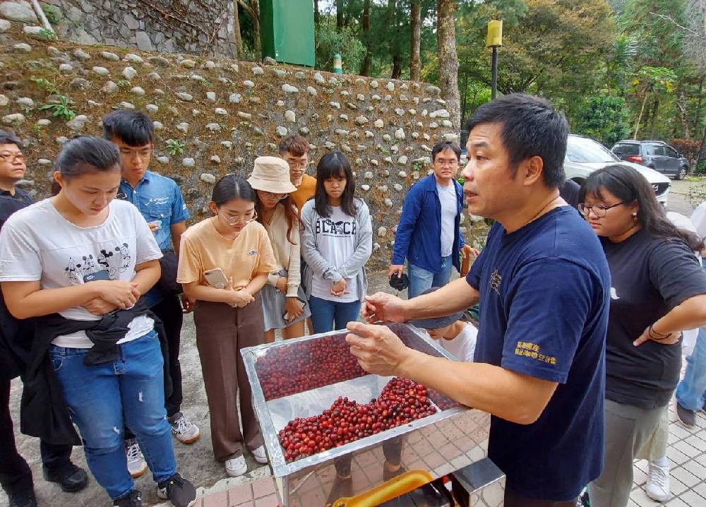 石岡分館邀具爸爸及小農身份的咖啡職人分享咖啡種植心得