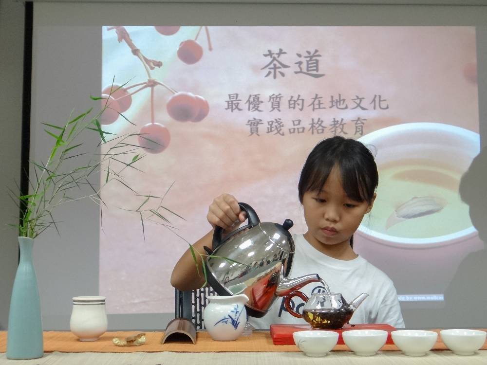 第一天邀請茶學達人林淑娟，為小學員解說茶的文化與茶道禮儀，帶領小朋友學習「奉茶」禮儀，最終透過品茶而沉靜心靈。