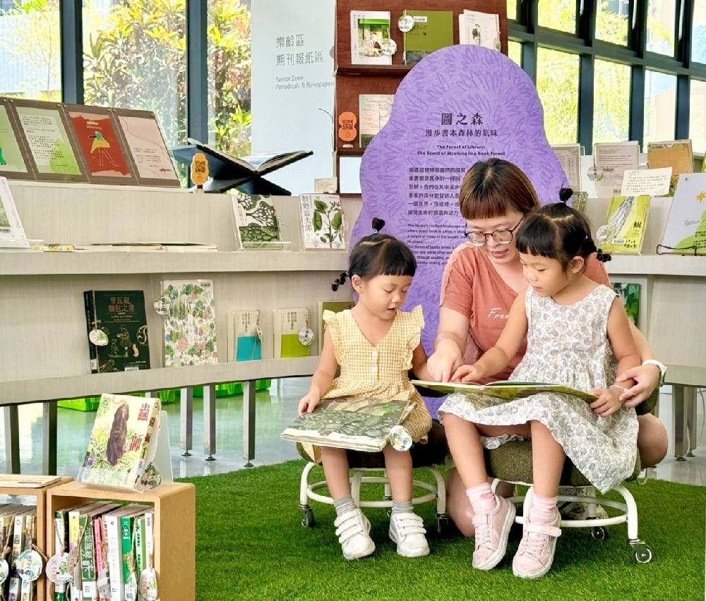 綠美圖暖身書展「書本的季節」即日起巡迴至上楓分館，歡迎民眾來看書看展