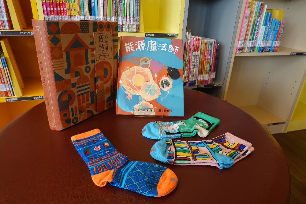 聖誕節串聯9個圖書館推出「聽故事做公益送快樂襪」
