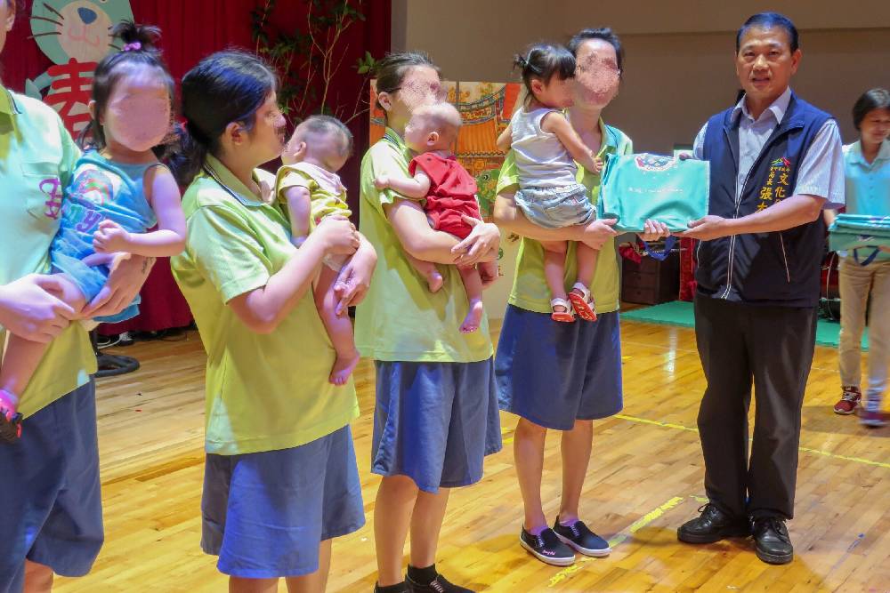 臺中市政府文化局局長張大春於7月12日親至女子監獄，分享閱讀禮袋給帶子服刑的受刑人