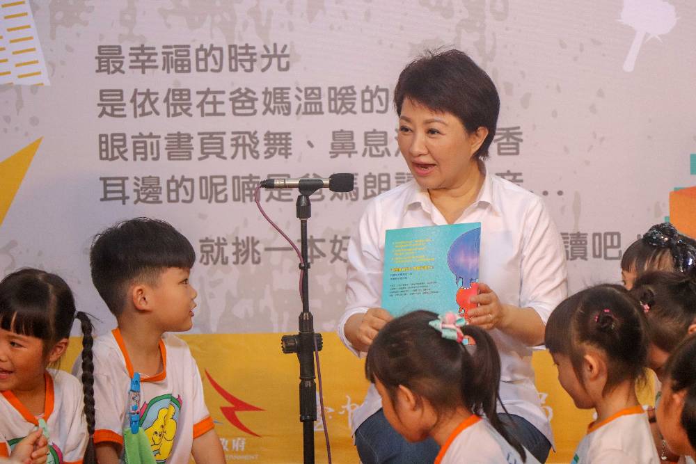 臺中市長盧秀燕表示，她是第一位在記者會講故事的臺中市長，這是她最近最開心的行程