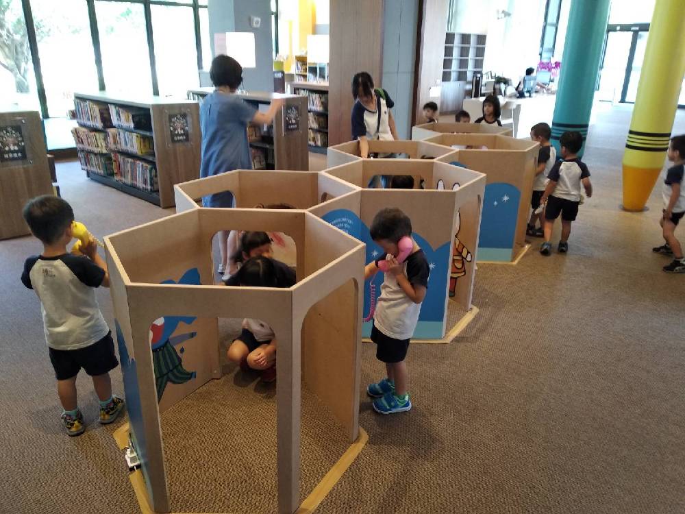 與親子天下攜手推出「我的童書大冒險」展覽，透過6個充滿想像的箱子，組成童書閱讀的小迷宮，讓小朋友可以在裡面自在的探索繪本世界
