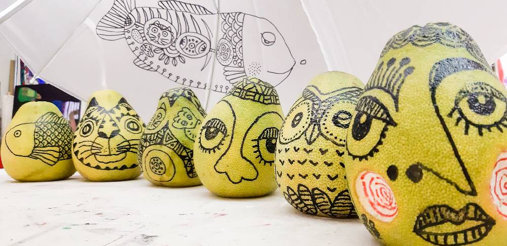 藝術家愚魚老師帶領親子發揮創意畫出獨一無二的柚子