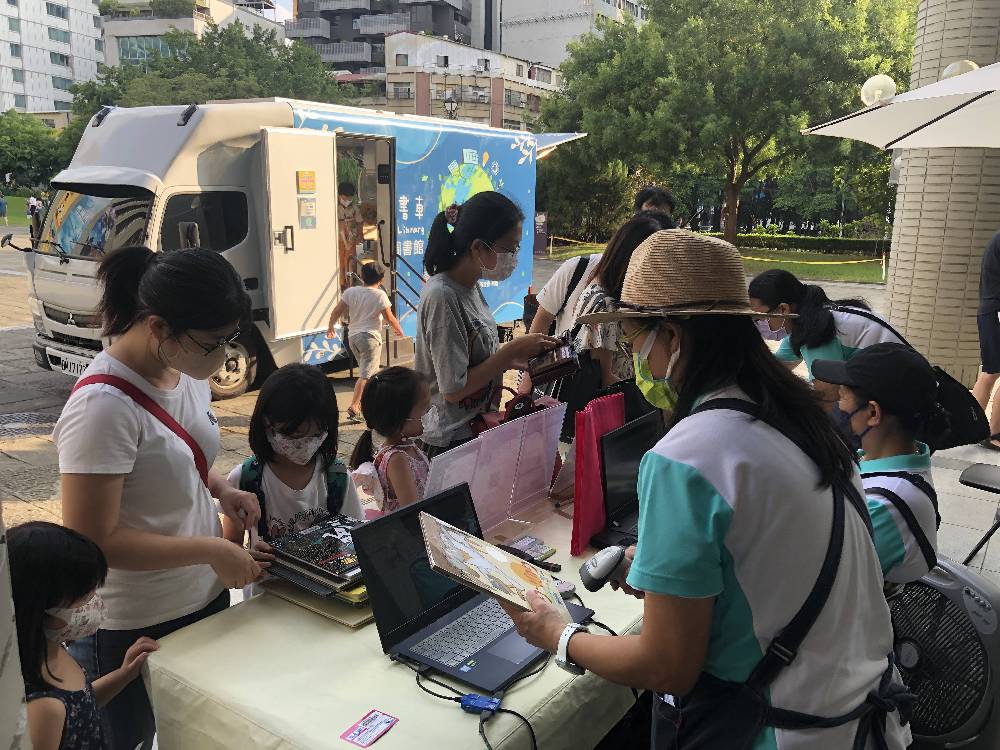 行動圖書車主動深入社區和公共空間，跨域合作推廣閱讀