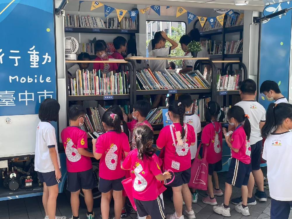 行動圖書車滿載上千冊圖書到校園推廣閱讀服務