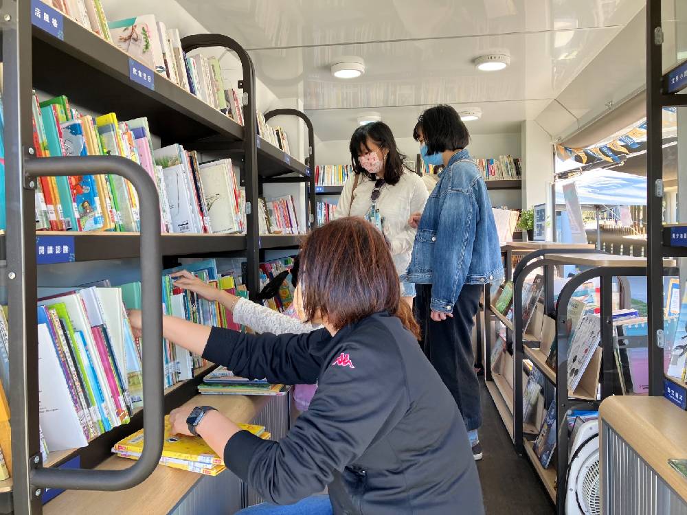 行動圖書車滿載各類主題書籍，歡迎民眾一起來享受幸福好時光