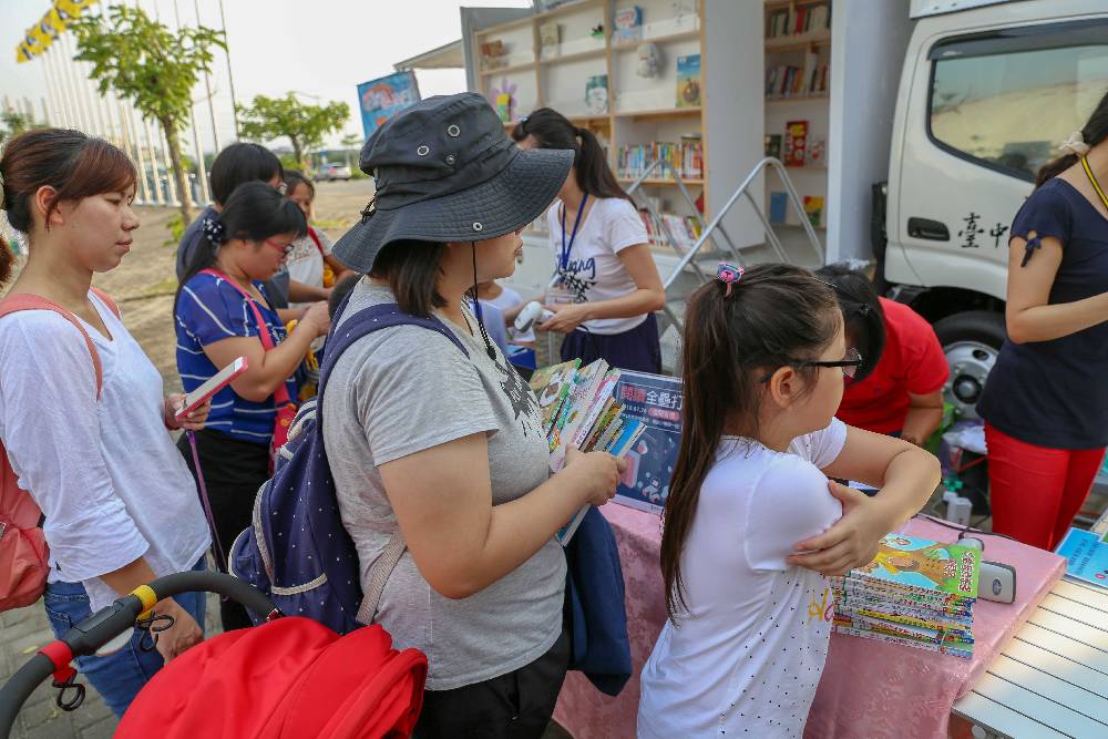 市圖除了在現場將行動圖書車打造成「行動故事屋」外，更搭配借閱轉扭蛋活動及數位資源推廣活動