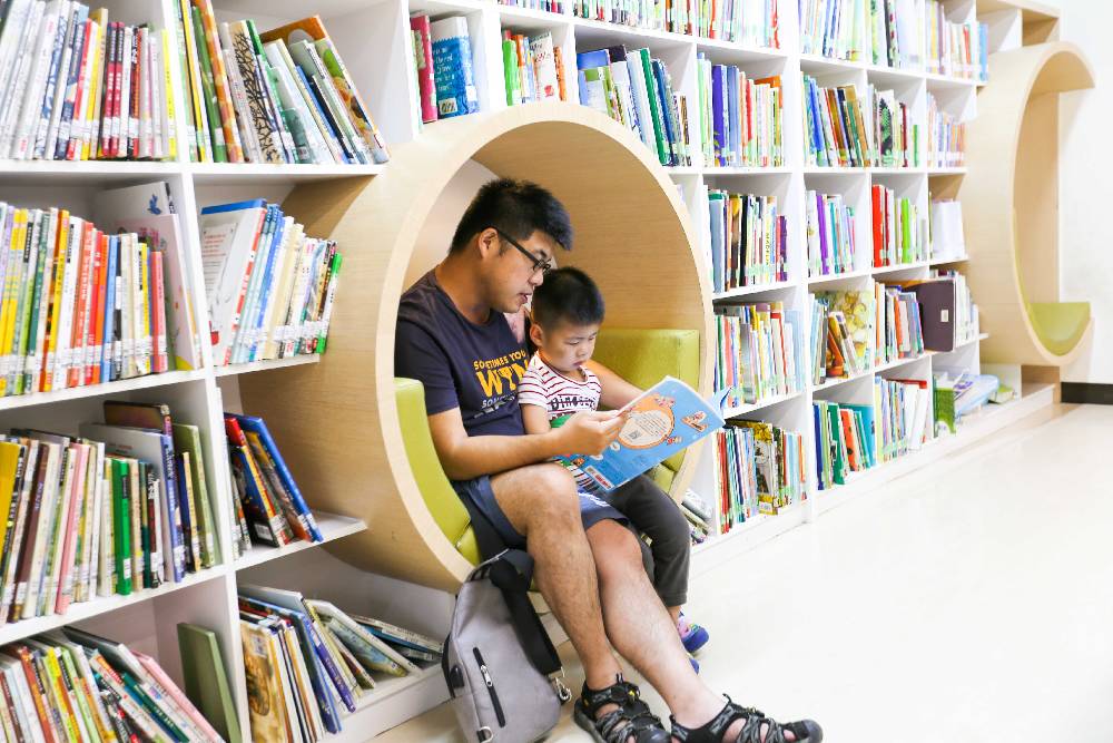 設籍臺中市0-5歲幼兒家庭的各位新手爸媽們，至圖書館參加閱讀起步走活動後，即可領取限量閱讀禮袋