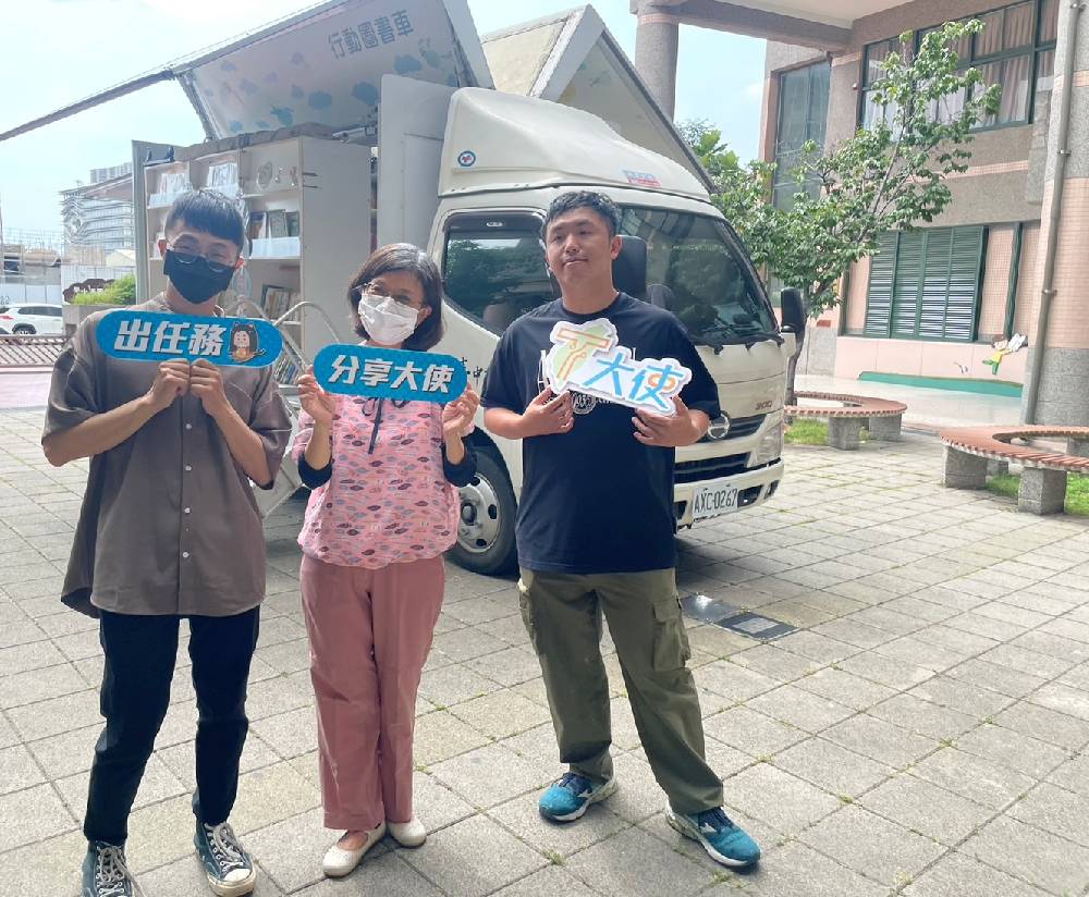 透過行動圖書車帶領著T大使青年到校園推廣數位閱讀