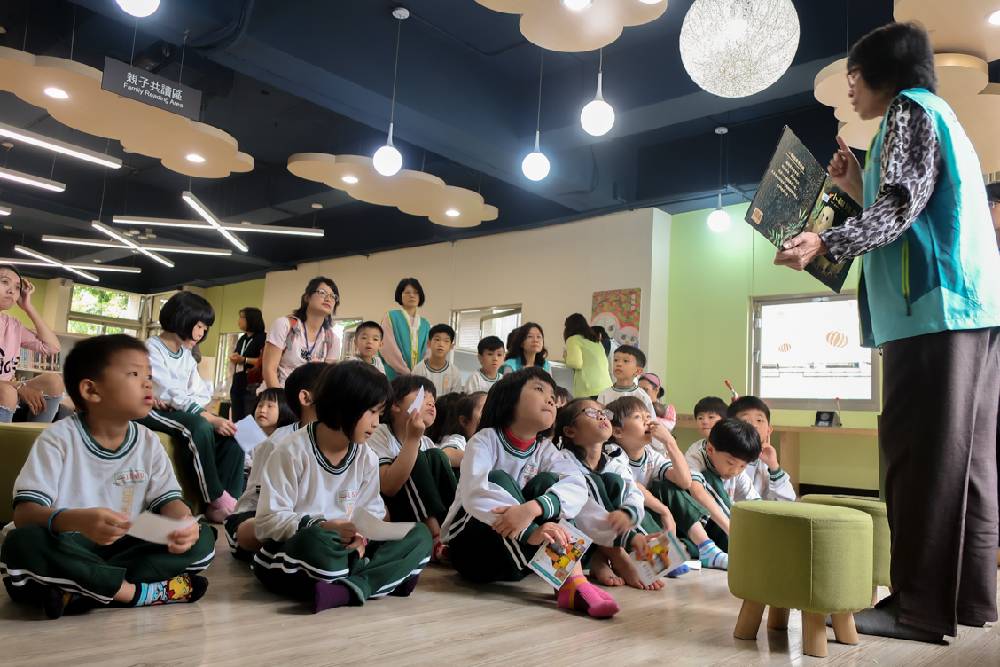邀請意啟故事劇團志工媽媽說《小貓頭鷹》繪本故事，用書中細膩深刻描繪小貓頭鷹想貓頭鷹媽媽的情感，邀請大家在母親節的前夕為天下的媽媽送上最溫暖的祝福