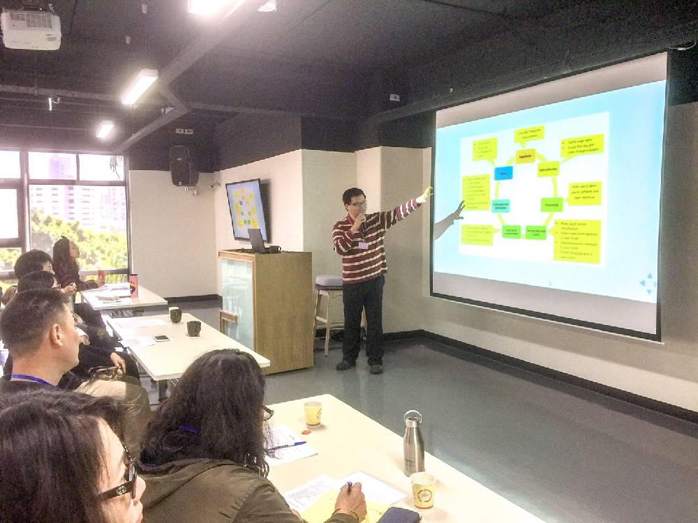 邀請慈濟大學人類發展與心理學系陳紹慶助理教授，講述「開放科學時代：圖書資訊管理者的角色與貢獻」