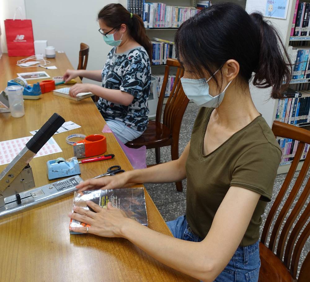 閉館期間，館員細心修復破損或書頁脫落的圖書