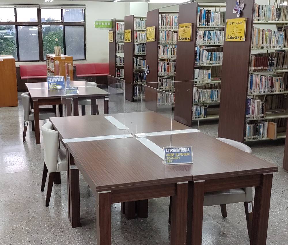閱覽室架設隔板並減少座椅，讓讀者保持安全社交距離