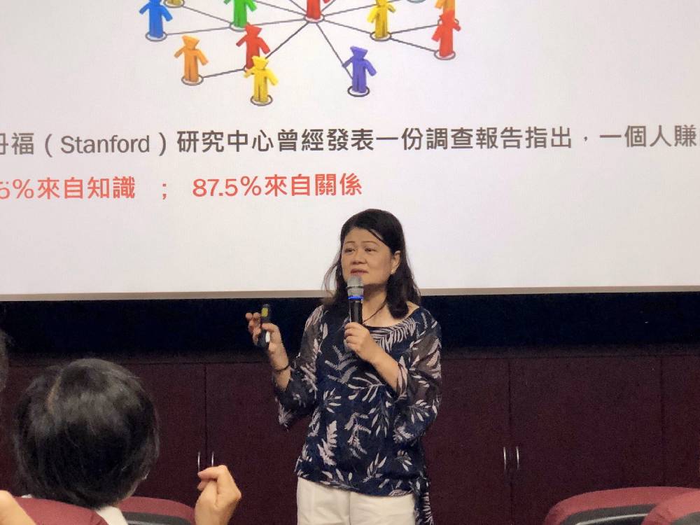 陳惠玟老師以模擬情境「一個心急的同事」為實際案例，與志工們分享如何透過應對技巧與民眾良好溝通