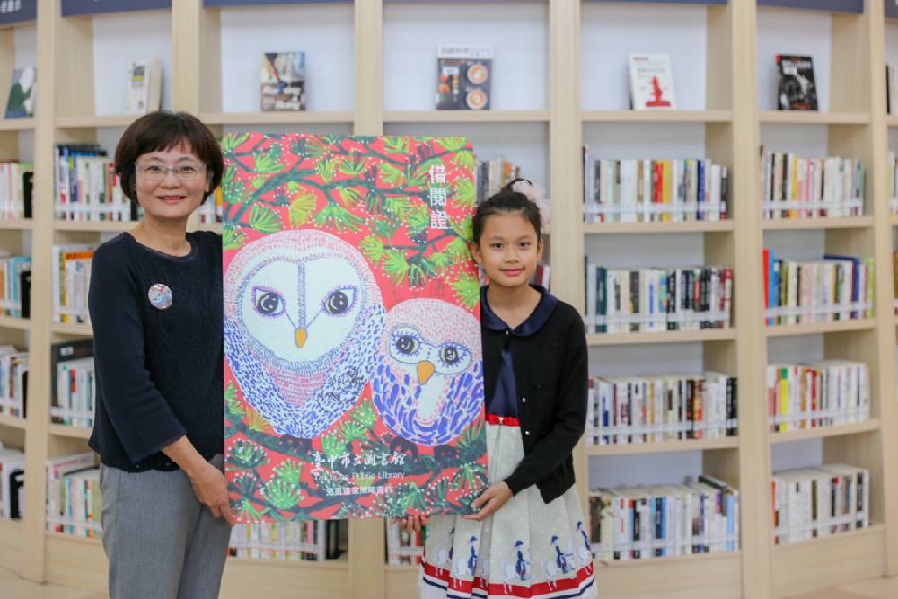 陳曦其中一幅《貓頭鷹》畫作授權中市圖發行紀念版借閱證