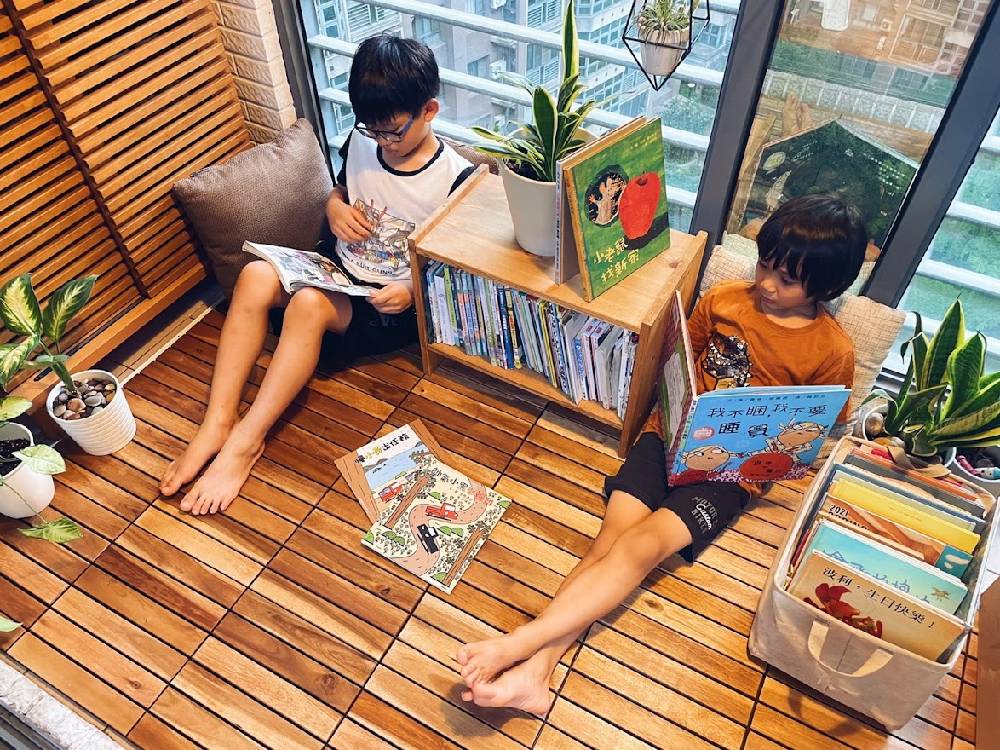陽台打造閱讀區，伴隨著窗外落下的陽光，是最受孩子喜歡的空間