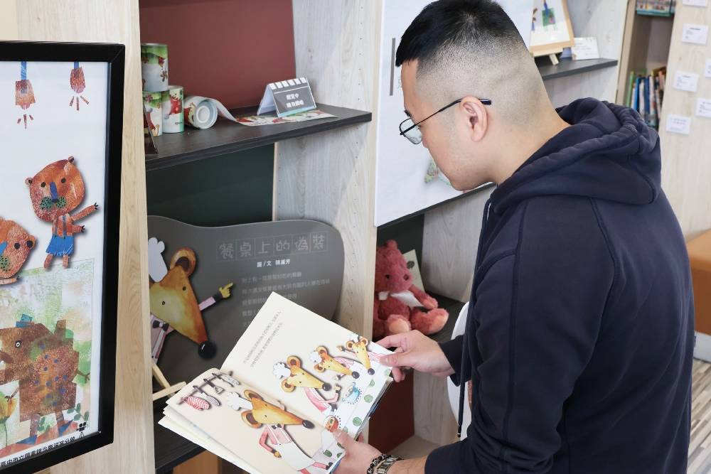 餐桌上的偽裝是陳麗芳老師首部繪本作品，以趣味故事教育孩童珍惜食物